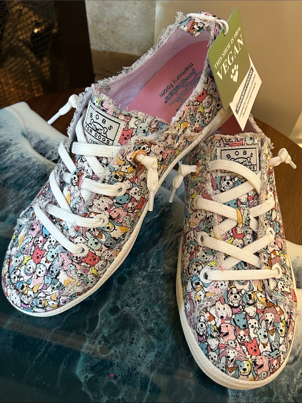 Skechers BOBS WOMENS MEMORY FOAM B CUTE 2.0
PUP PAWTY SLIP ON SNEAKER SIZE 8.5